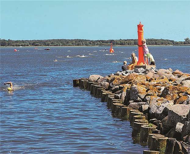 Beim „Boddenschwimmen“, das es bereits seit 1921 gibt, muss eine Distanz von 2,6 Kilometern überwunden werden. DLRG Greifswald