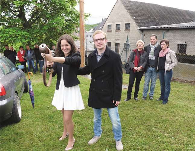 Beim Böllerschießen bewies Maikönigin Theresa Ellerich, dass auch Frauen kein Problem mit Schusswaffen haben.