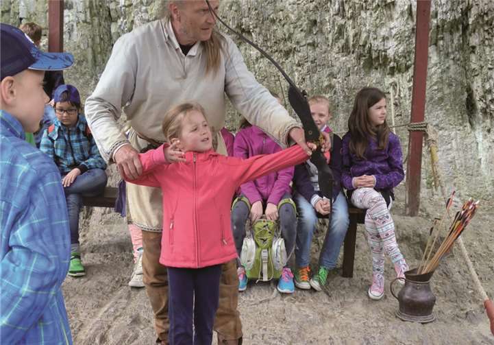Beim Bogenschießen erhielten die Kinder professionelle Hilfe.