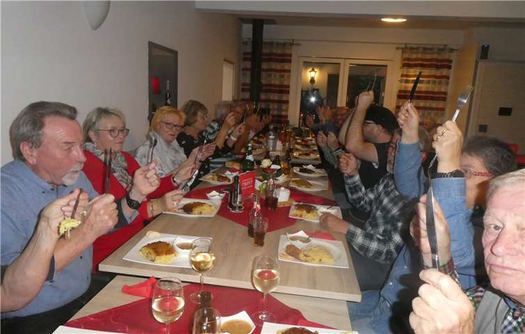 Beim Boule-Club Mendig heißt bereits seit 20 Jahren nicht nur hoch die Tassen, sondern auch hoch die Messer und Gabeln und dann ran an das traditionelle rheinische Kartoffel-Gericht: Döbbeekooche. Foto: privat