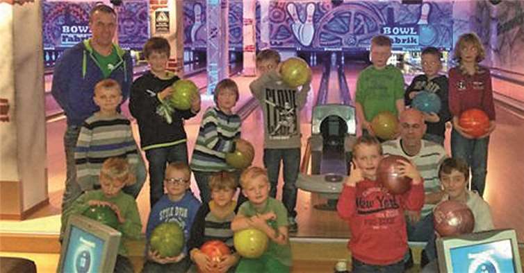 Beim Bowling wurde der Abschluss der Vorrunde gefeiert. privat