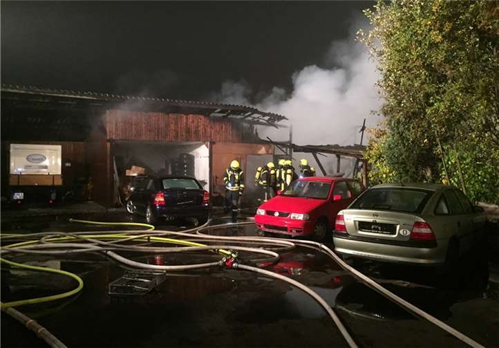 Beim Brand der Garagen ist wohl ein Sachschaden von etwa 30.000 Euro entstanden. AB