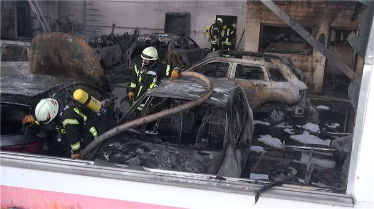 Beim Brand einer Autolackiererei wurden mehrere Fahrzeuge zerstört. Foto: WinklerTV