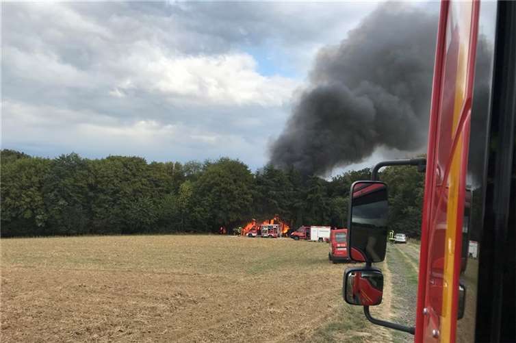 Beim Brand eines 300 Quadratmeter großen Grundstücks im Bereich Oedingen waren 100 Feuerwehrleute mit 22 Fahrzeugen im Einsatz.