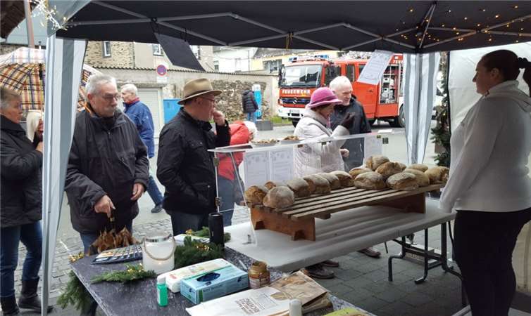 Beim Brotverkauf am Stand der Firma . Solweo kam Brot frisch aus dem Steinbackofen direkt auf die Kundentheke.