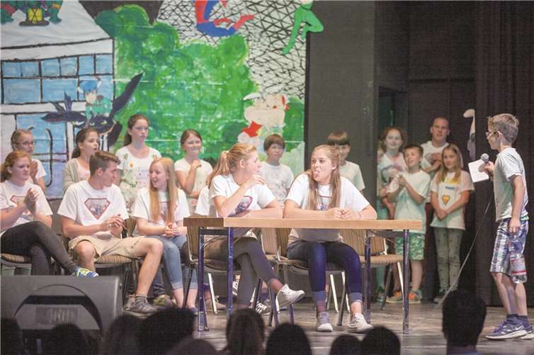 Beim Bühnenfest zum Abschluss der 36. Wachtberger Kinder- und Ferienfreizeit mussten die Betreuer so manchen „Superhelden-Test“ bestehen.JOST