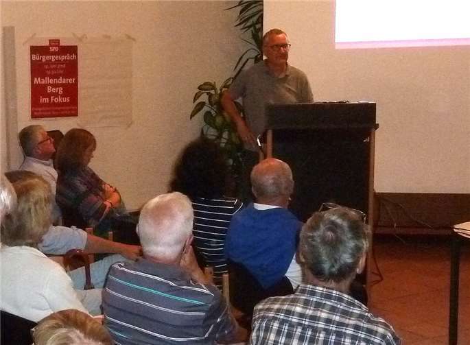 Beim Bürgergespräch der SPD auf dem Mallendarer Berg stand Vorsitzender Bernd Schemmer mit den zahlreichen Bürgern im Dialog.Privat