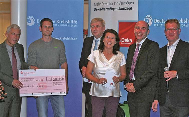 Beim Bundesfinale freuten sich (v.l.) Gerd Nettekoven, Marcel Fouquet, Weert Diekmann, Nicole Roik, Guido Mombauer und Marc Nickel über eine Spende von 300.000 Euro. JOST