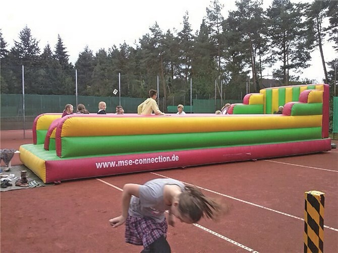 Beim „Bungee-Run“ stellten die Teilnehmer ihre Schnelligkeit unter Beweis.