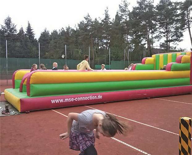 Beim „Bungee-Run“ stellten die Teilnehmer ihre Schnelligkeit unter Beweis.