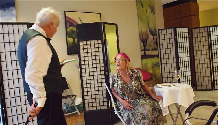 Beim „Bunten Seniorennachmittag“ im Katharina-Kasper-Seniorenzentrum erfreuten sich fast 50 Zuschauer an den gespielten Szenen des Koblenzer Seniorentheaters „Die Antiquitäten“. Foto: privat