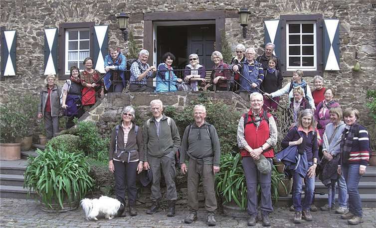 Beim Burghaus Burgsahr wurden Hof und Garten besucht. privat