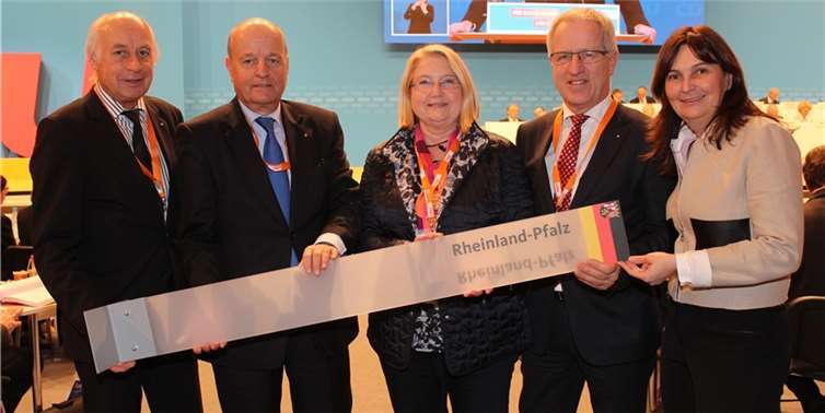 Beim CDU-Bundesparteitag dabei (von links): Bernhard Mauel, Adolf Weiland, Hedi Thelen, Josef Dötsch und Mechthild Heil.privat