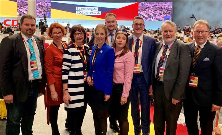 Beim CDU-Bundesparteitag in Hamburg dabei waren aus dem Kreisverband Neuwied (v.li.) Delegierter Michael Christ, Monika Lamerz, Gisela Stahl, Delegierte Ellen Demuth, Pierre Fischer, Delegierte Michaela Woermann, Delegierter Jörg Röder, Wolfgang von Keitz und Delegierter Erwin Rüddel.privat