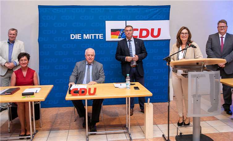 Beim CDU-Kreisparteitag in Ahrweiler begrüßten (von links) Kreistagsfraktionschef Karl-Heinz Sundheimer, Landtagskandidatin Petra Schneider, Landtagsabgeordneter Guido Ernst, Kreisvorsitzender und Landtagsabgeordneter Horst Gies, Bundestagsabgeordnete Mechthild Heil und der Europa-Abgeordnete Ralf Seekatz 115 Christdemokraten im Helmut-Gies-Bürgerzentrum. Foto: -JOST-