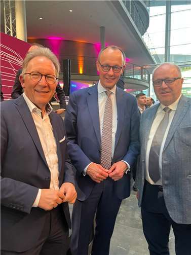 Beim CDU/CSU-Kommunalgipfel zu Migration: Bundestagsabgeordneter Erwin Rüddel, CDU-Chef Friedrich Merz und der Landrat des Kreises Altenkirchen Dr. Peter Enders. Foto: Luisa Lück
