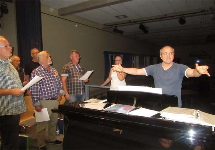 Beim Chorcoaching war Dozent Mario Siry in voller Aktion. Die Männer der Chorgemeinschaft Niederzissen machten begeistert mit. privat