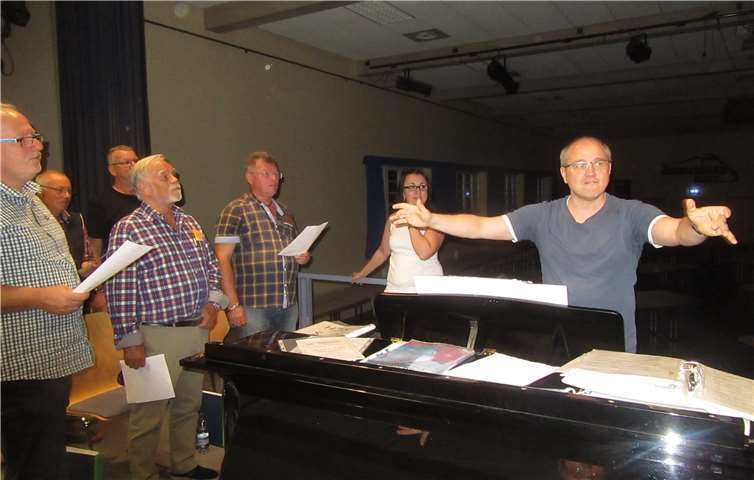 Beim Chorcoaching war der Dozent Mario Siry in voller Aktion. Die Männer der Chorgemeinschaft Niederzissen machten begeistert mit.privat