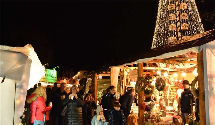 Beim Christkindchenmarkt konnten Besucher viele schöne Dinge kaufen. Fotos: HEP