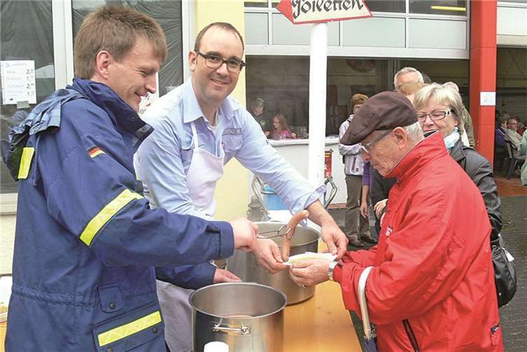 Beim Cochemer Feuerwehrfest gab es von der Feldküche des THW heiße Portionen Erbseneintopf mit Knackwurst.