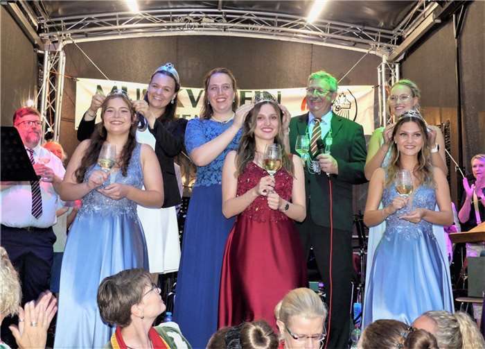 Beim Cochemer Weinfest wurden mit Weinkönigin Viktoria und den Weinprinzessinnen Johanna und Alicia neue Majestäten gekrönt.  Fotos: TE