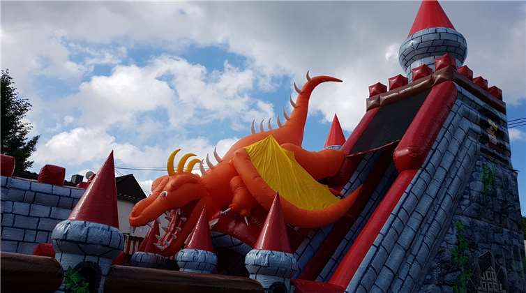 Beim Currywurst-Fest in Neuwied kommen auch die Kleinsten auf ihre Kosten. Die Ritterburg-Rutsche „Camelot“ wird garantiert für mächtig viel Spaß sorgen.Stadt Neuwied