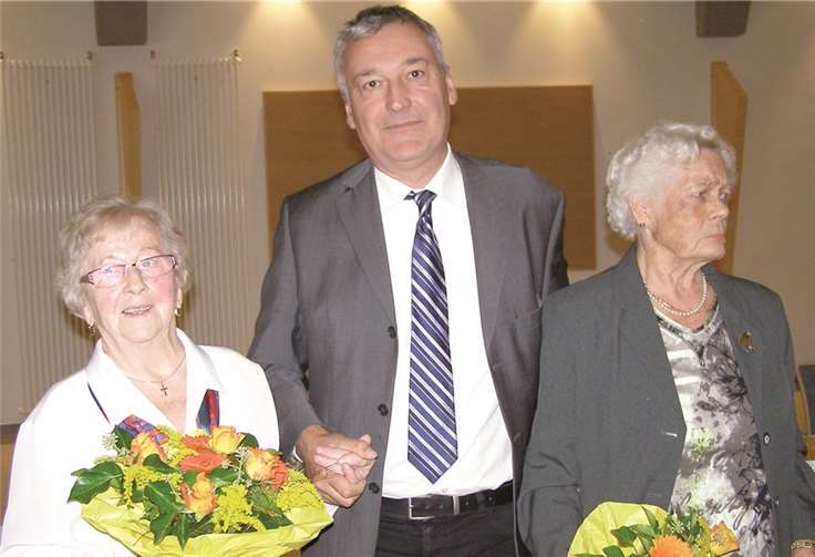 Beim DRK-Fest in Ochtendung wurde Liesel Kirst (li.) und Rosemarie Zerwas von Bernhard Schneider geehrt.
