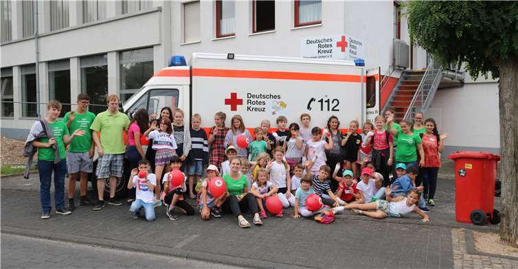 Beim DRK-Ortsverband Unkel lernten die Kinder unter anderem, wie man einen Verband anlegt. Foto: privat