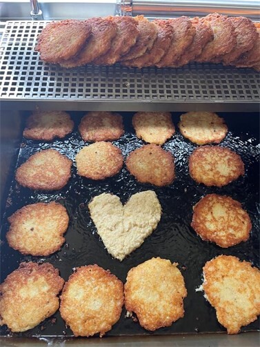 Beim DRK gibt es Reibekuchen mit Herz.  Foto: privat