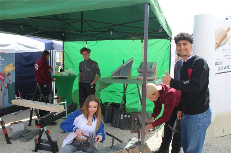 Beim Dachdecker-Handwerk konnte unter anderem auch in den Umgang mit Dachschindeln hineingeschnuppert werden.