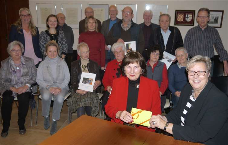 Beim Dankeschön-Abend für die Mitwirkenden an den Swisttaler Lesetagen wurden auch die Gewinner gezogen. privat