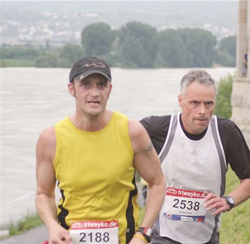 Beim Deichlauf ging es am, auf und über den Deich entlang. FF