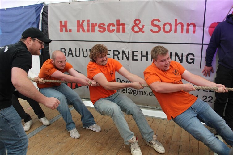 Beim Dernauer Junggesellenfest hingen manche im wahrsten Sinne de Wortes „in den Seilen“.  Fotos: DU