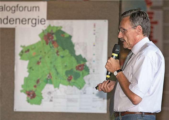 Beim Dialogforum Windenergie erläuterte Diplom-Ingenieur Manfred Heppekausen die Auswirkungen von Windenergieanlagen in technischer Hinsicht.