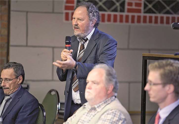 Beim „Dialogforum Windenergie“ im Dorfsaal Ollheim erläuterte Planer Dr. Detlef Naumann noch einmal die Gründe für die Ausweisung von voraussichtlich drei Konzentrationszonen für Windenergie auf dem Gebiet der Gemeinde Swisttal. VJ