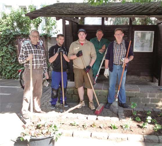 Beim Dorfputz in Scheuren wurde unter anderem der Unterstand am Kindergarten gesäubert. privat