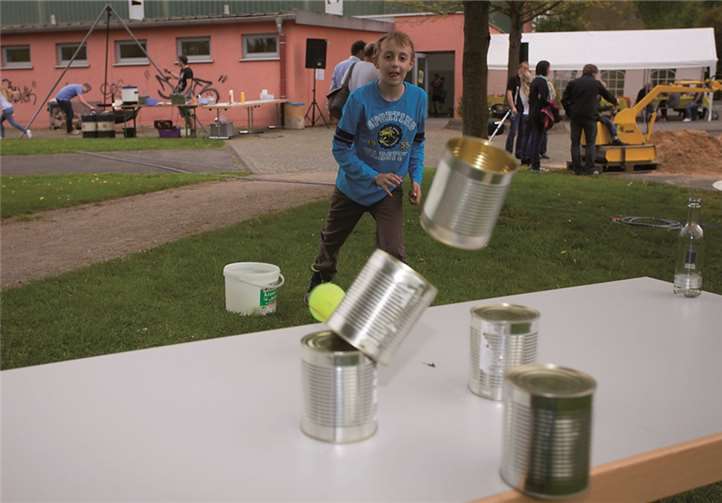 Beim Dosenwerfen war Geschicklichkeit gefragt.-WT-
