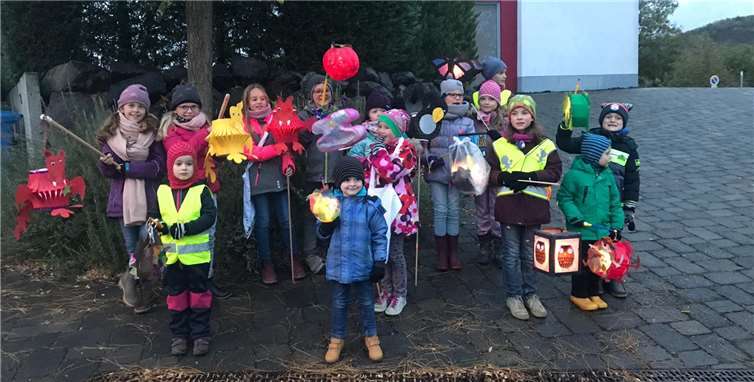 Beim Dotzen ging es mit selbst gebastelten Laternen durch die Straßen von Unkel.privat
