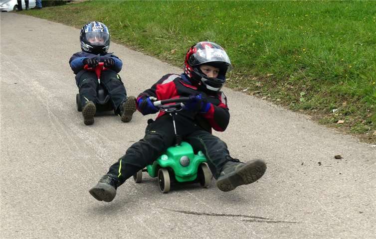 Beim „Down-Hill-Wettbewerb“ erreichen die Boliden Spitzengeschwindigkeiten von über 40 km/h.