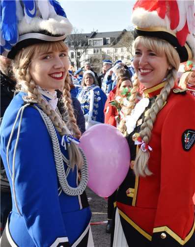 Beim Drehen Luftballon halten war eines der Spiele beim Rathaussturm.