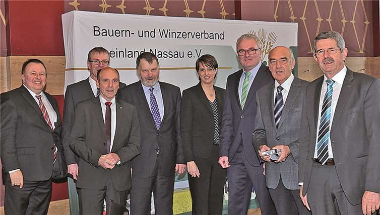 Beim Dreikönigstreffen des Bauern- und Winzerverbandes Kreis Ahrweiler konnten der neue Vorsitzende Franz-Josef Schäfer (Dritter von rechts) und Geschäftsführerin Ursula Krupp (Mitte) zahlreiche Ehrengäste begrüßen. -JOST-
