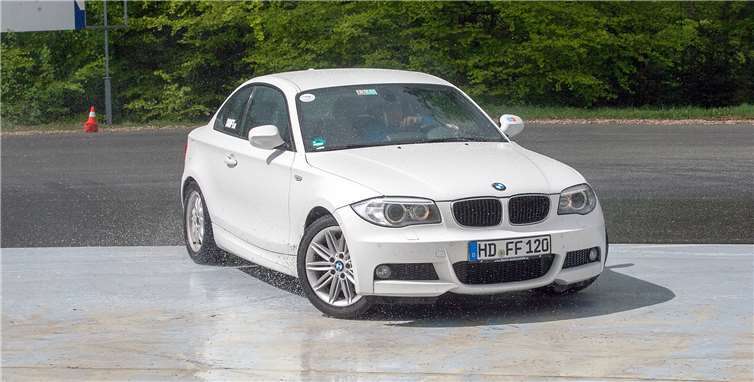 Beim Drift-Training im Fahrsicherheitszentrum am Nürburgring trainieren die Teilnehmer das Autofahren quer zur Fahrtrichtung.JOST