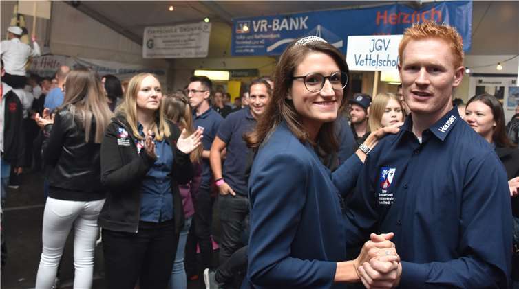 Beim Ehrentanz des Königspaar Lisa Salz undLars Wagner klatischten die BMV Mitglieder.