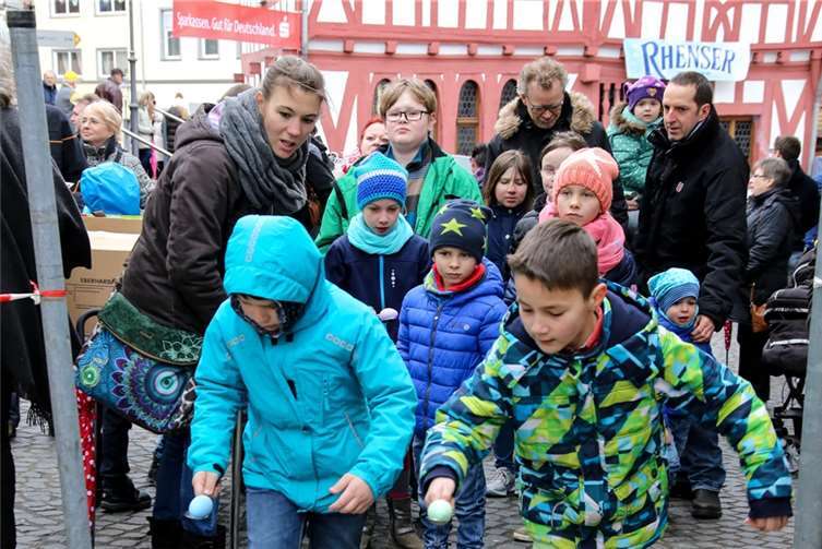 Beim Eierlauf konnte jeder sein Geschick mit dem Ei unter Beweis stellen.