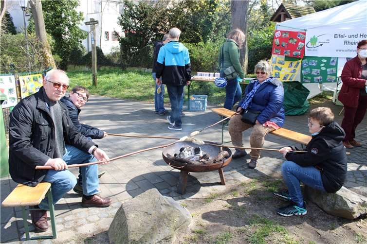 Beim Eifel- und Heimatverein Rheinbach wurde Stockbrot gebacken. Fotos: DU