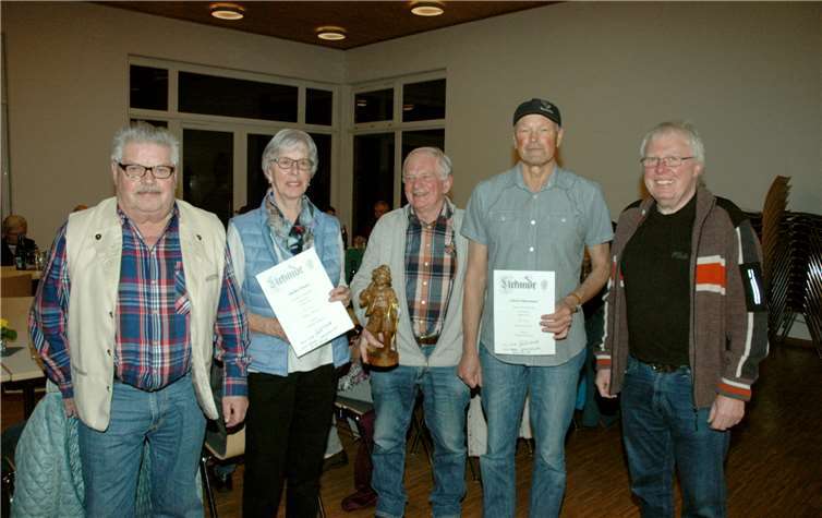 Peter Bläser eifrigster Wanderer Beim Eifelverein Kesseling wurden die eifrigsten Wanderer des vergangenen Jahres geehrt (von links): Vorsitzender Johannes Schmitz, Gerda Ohlert (Platz drei), Peter Bläser (Platz eins), Jakob Petermeier (Platz zwei) und Geschäftsführer Werner Knebel.UM
