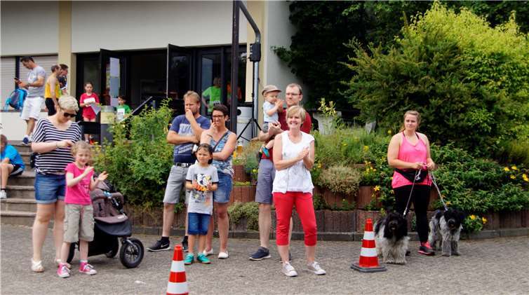 Beim Einlauf ins Ziel feuertendie Zuschauer die Sportler noch einmal richtig an.