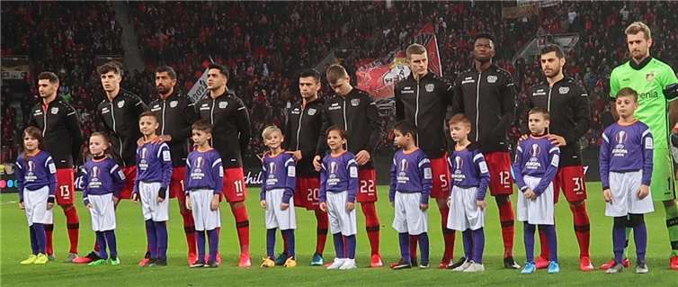 Beim Einlaufen durften die Kinder UEFA Europa League-Luft schnuppern. Foto: Bayer 04 Leverkusen