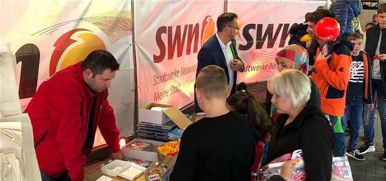 Beim Eintausch gab´s für die fleißigen Sammler Karten für die Deichwelle, den Familienkalender, Stifte, Ballons und die Chance auf den Gewinn von zwei Karten für die exklusive Vorstellung von „Aladin und die Wunderlampe“ im Schlosstheater.