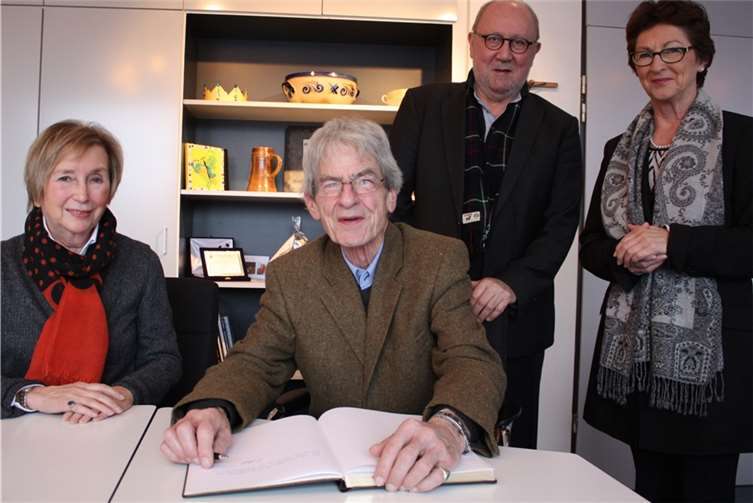Beim Eintrag ins Goldene Buch der Gemeinde Wachtberg: Bodo Schroeder mit Christel Gierth (vorn) sowie Bürgermeisterin Renate Offergeld und Erwin Ruckes (hinten).Gemeinde Wachtberg